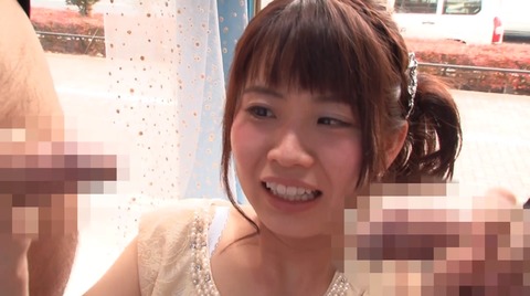 未婚のパーティードレスの女性がほろ酔い (12)